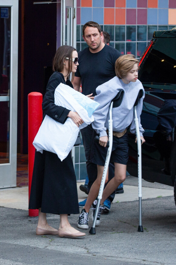 Angelina Jolie est allée au cinéma avec ses enfants Shiloh, Vivienne, Knox et Zahara à Los Angeles. La petite Shiloh marche difficilement à l'aide de béquilles. Le 9 mars 2020.