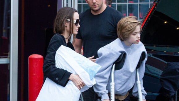 Angelina Jolie : Shiloh marche difficilement, en béquilles, après l'opération