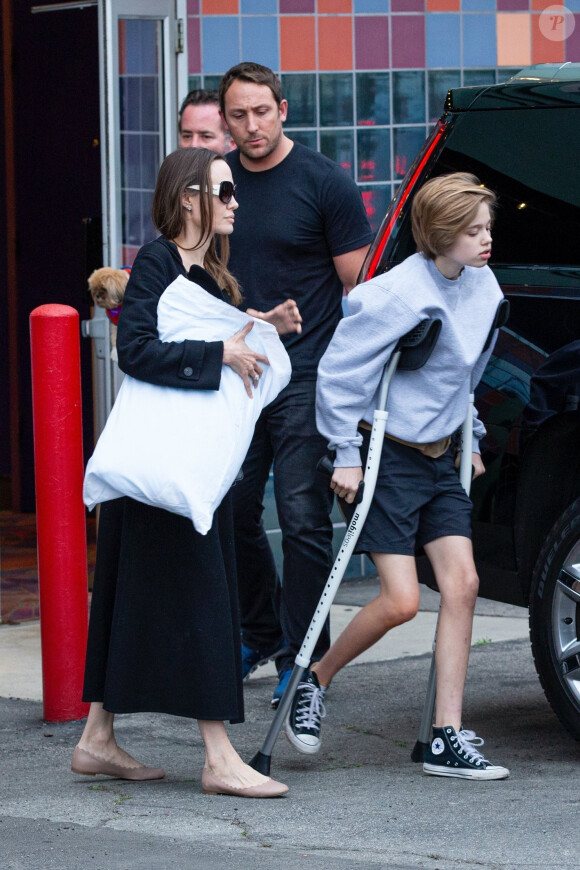Angelina Jolie est allée au cinéma avec ses enfants Shiloh, Vivienne, Knox et Zahara à Los Angeles. La petite Shiloh marche difficilement à l'aide de béquilles. Le 9 mars 2020.