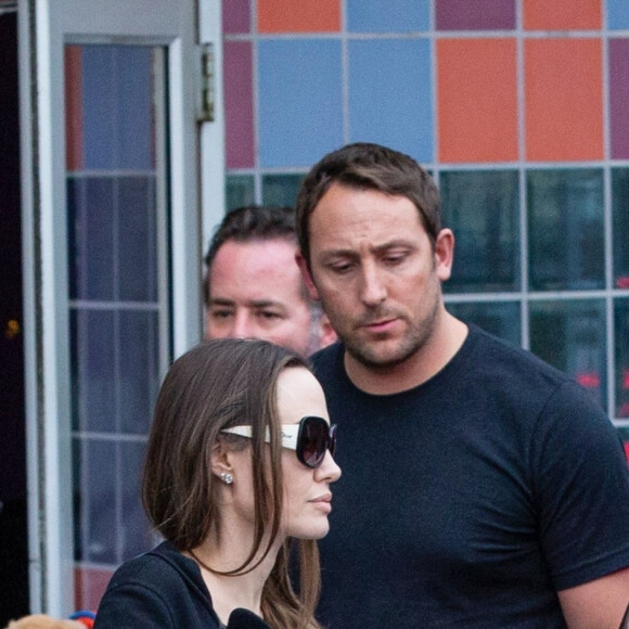 Angelina Jolie est allée au cinéma avec ses enfants Shiloh, Vivienne, Knox et Zahara à Los Angeles. La petite Shiloh marche difficilement à l'aide de béquilles. Le 9 mars 2020.