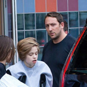 Angelina Jolie est allée au cinéma avec ses enfants Shiloh, Vivienne, Knox et Zahara à Los Angeles. La petite Shiloh marche difficilement à l'aide de béquilles. Le 9 mars 2020.