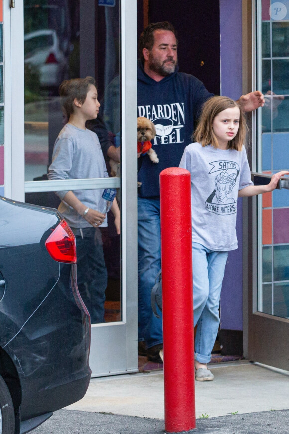Angelina Jolie est allée au cinéma avec ses enfants Shiloh, Vivienne, Knox et Zahara à Los Angeles. La petite Shiloh marche difficilement à l'aide de béquilles. Le 9 mars 2020.