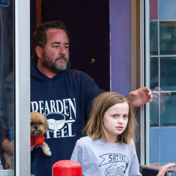 Angelina Jolie est allée au cinéma avec ses enfants Shiloh, Vivienne, Knox et Zahara à Los Angeles. La petite Shiloh marche difficilement à l'aide de béquilles. Le 9 mars 2020.