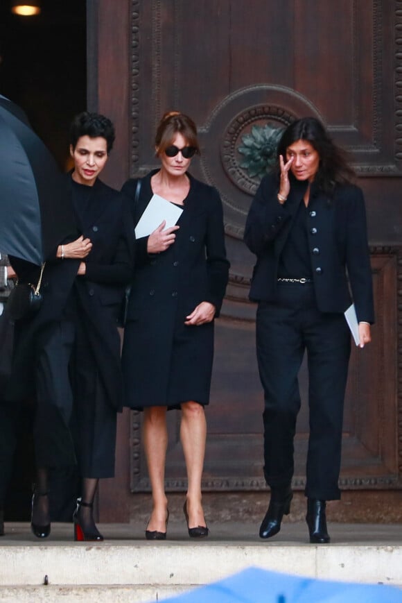 Farida Khelfa, Carla Bruni-Sarkozy et Emmanuelle Alt - Obsèques du photographe allemand Peter Lindbergh en l'église Saint-Sulpice à Paris le 24 septembre 2019.