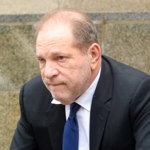 Harvey Weinstein en déambulateur à la sortie du tribunal à New York, le 11 décembre 2019.