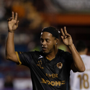 Ronaldhino participe au match caritatif "Game of Legends", au profit de la fondation Yantra au stade olympique Andres Quintana Roo à Cancun, le 12 décembre 2019.