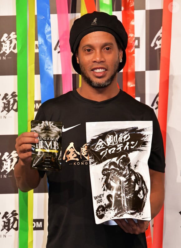 Le footballeur Ronaldinho en promotion pour la marque de complément nutritionnel "Kongokin" à l'hôtel Grand Hyatt à Tokyo. Le 28 mars 2018.