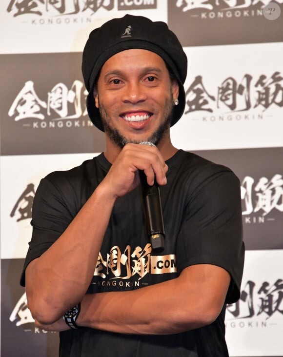 Le footballeur Ronaldinho en promotion pour la marque de complément nutritionnel "Kongokin" à l'hôtel Grand Hyatt à Tokyo. Le 28 mars 2018.