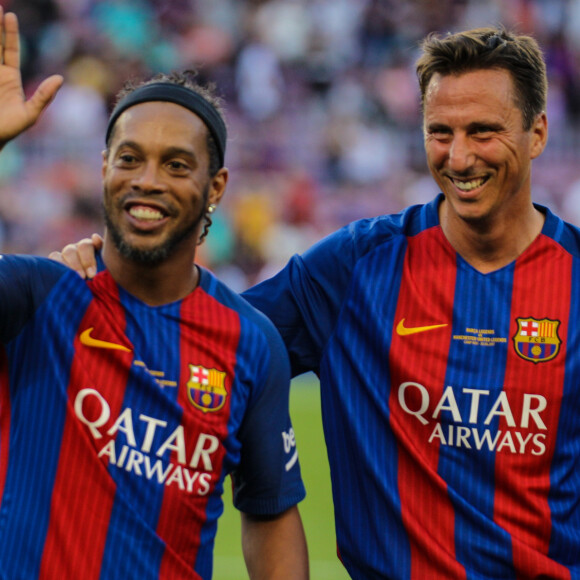 Ronaldinho participe au match de football des légendes avec le FC Barcelone contre Manchester United à Barcelone le 30 juin 2017.