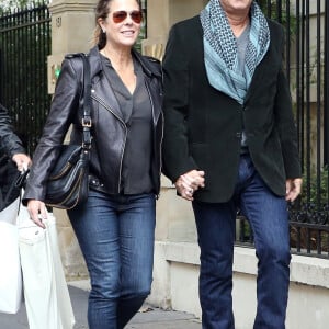 Tom Hanks et sa femme Rita Wilson se promenent a Paris, le 12 octobre 2013. Main dans la main, ils ont marche dans le 16e arrondissement, en direction de Iena. Rita Wilson a montre a son mari l'appartement du 19 Avenue du President Wilson, dans lequel elle habitait lorsqu'elle s'est installée dans la capitale il y a de nombreuses années. Le couple a pose pour les photographes devant la porte.