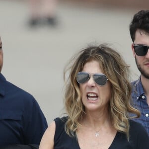 Exclusif - Truman , le fils de Tom Hanks et Rita Wilson - Tom Hanks et sa femme Rita Wilson prennent un verre au North Bondi RSL Club après une balade sur les quais à Sydney le 6 mars 2020.