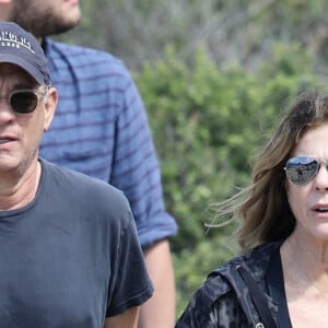 Exclusif - Tom Hanks et sa femme Rita Wilson prennent un verre au North Bondi RSL Club après une balade sur les quais à Sydney le 6 mars 2020.  Tom Hanks his wife Rita Wison and their son enjoy beer at Bondi RSL after doing the coastal walk in Sydney.06/03/2020 - Sydney