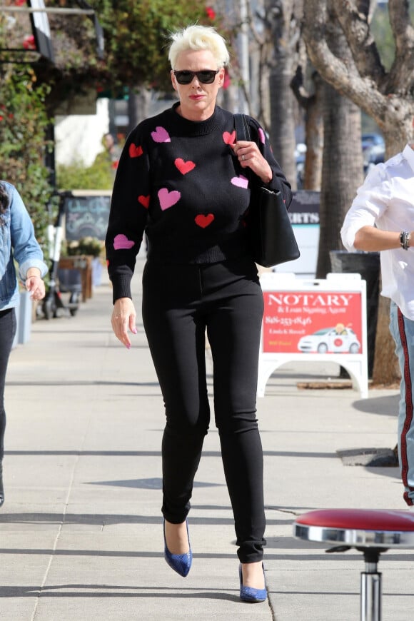 Brigitte Nielsen est allée déjeuner avec son mari M. Dessi chez Joan's on Third dans le quartier de Studio City à Los Angeles, le 20 février 2020.