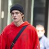 Exclusif - Presley Gerber, une cigarette à la main, se balade à New York avec un ami le 26 août 2019.