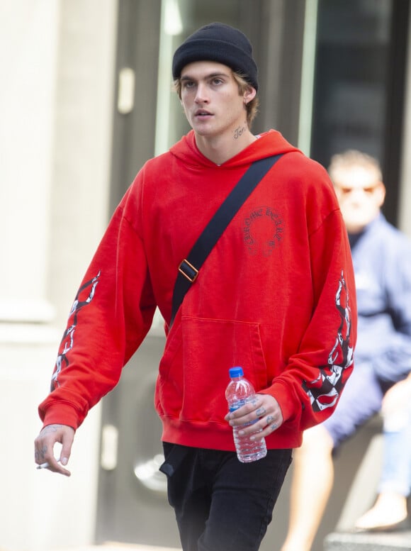 Exclusif - Presley Gerber, une cigarette à la main, se balade à New York avec un ami le 26 août 2019.