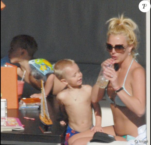 Britney Spears profite de ses deux fils... aux cheveux rasés, mais toujours à croquer ! - Purepeople