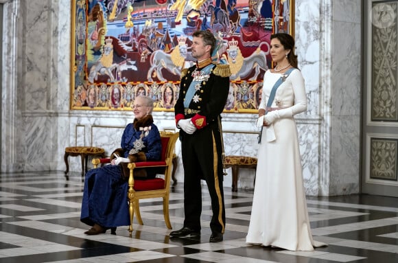La reine Margrethe II de Danemark, le prince Frederik, la princesse Mary lors de la cérémonie de voeux pour les corps diplomatiques au château de Christiansborg à Copenhague le 2 janvier 2020.