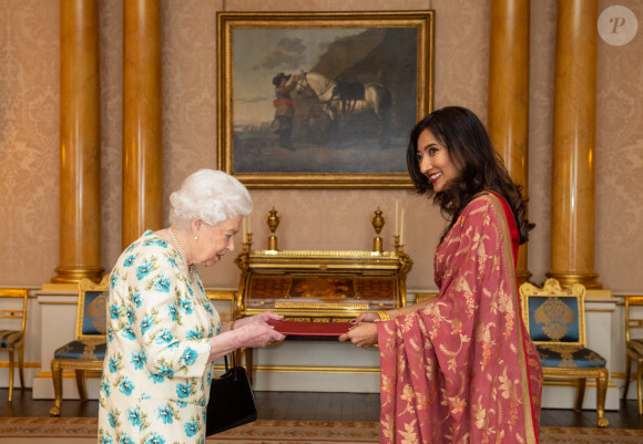 La reine Elizabeth II d'Angleterre en audience avec la haut-commissionnaire du Sri Lanka Saroja Sirisena au palais de Buckingham à Londres le 10 mars 2020