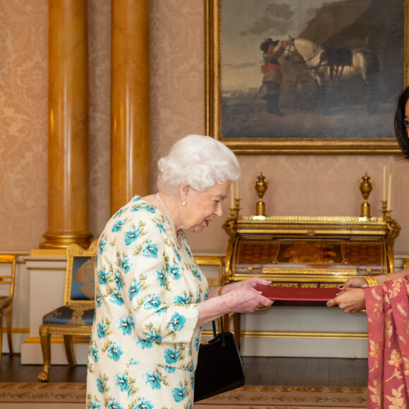 La reine Elizabeth II d'Angleterre en audience avec la haut-commissionnaire du Sri Lanka Saroja Sirisena au palais de Buckingham à Londres le 10 mars 2020