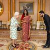 La reine Elizabeth II d'Angleterre en audience avec la haut-commissionnaire du Sri Lanka Saroja Sirisena au palais de Buckingham à Londres le 10 mars 2020