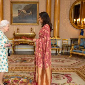 La reine Elizabeth II d'Angleterre en audience avec la haut-commissionnaire du Sri Lanka Saroja Sirisena au palais de Buckingham à Londres le 10 mars 2020