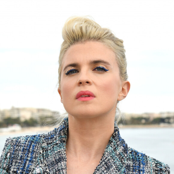 HollySiz, connue aussi sous son nom de comédienne, Cécile Cassel est en concert acoustique pour l'ouverture de la terrasse Mouton Cadet Wine Bar sur le toit du Palais des Festivals à Cannes. Hollysiz a accepté l'invitation de Philippe Sereys de Rothschild, le pdg de la société Baron Philippe de Rothschild, pour se produire en mode piano / voix devant les journalistes et les invités du Mouton Cadet Wine Bar lors du 72ème festival international de Cannes le 15 mai 2019. © Bruno Bebert/Bestimage