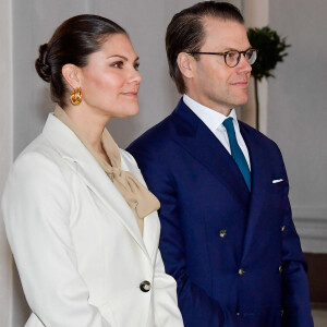 La princesse Victoria de Suède, accompagnée par son mari le prince Daniel, a célébré la Saint-Victoria d'une manière inédite pour cause de coronavirus, le 12 mars 2020 à Stockholm : au lieu de la traditionnelle parade militaire en extérieur et en présence d'un public nombreux, une rencontre en toute intimité avec quelques représentants des forces armées.