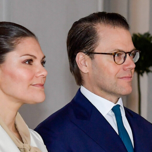 La princesse Victoria de Suède, accompagnée par son mari le prince Daniel, a célébré la Saint-Victoria d'une manière inédite pour cause de coronavirus, le 12 mars 2020 à Stockholm : au lieu de la traditionnelle parade militaire en extérieur et en présence d'un public nombreux, une rencontre en toute intimité avec quelques représentants des forces armées.