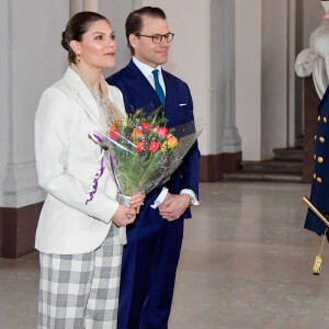 La princesse Victoria de Suède, accompagnée par son mari le prince Daniel, a célébré la Saint-Victoria d'une manière inédite pour cause de coronavirus, le 12 mars 2020 à Stockholm : au lieu de la traditionnelle parade militaire en extérieur et en présence d'un public nombreux, une rencontre en toute intimité avec quelques représentants des forces armées.