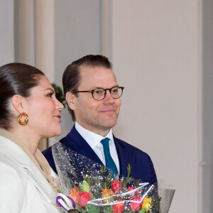 La princesse Victoria de Suède, accompagnée par son mari le prince Daniel, a célébré la Saint-Victoria d'une manière inédite pour cause de coronavirus, le 12 mars 2020 à Stockholm : au lieu de la traditionnelle parade militaire en extérieur et en présence d'un public nombreux, une rencontre en toute intimité avec quelques représentants des forces armées.