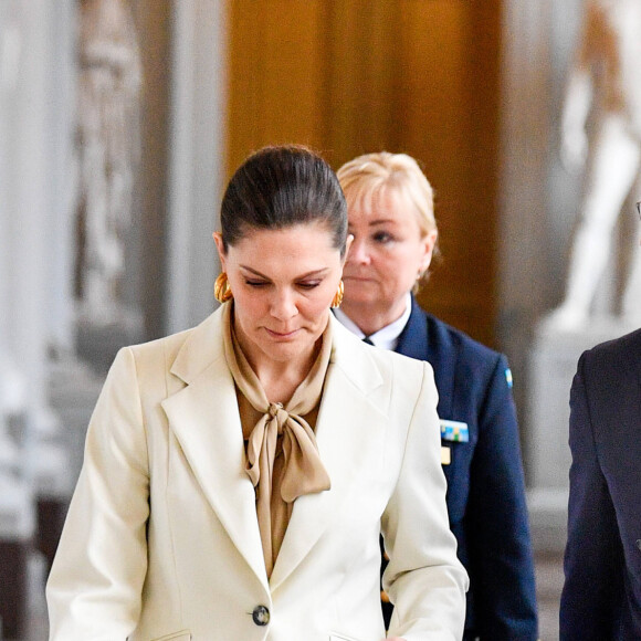 La princesse Victoria de Suède, accompagnée par son mari le prince Daniel, a célébré la Saint-Victoria d'une manière inédite pour cause de coronavirus, le 12 mars 2020 à Stockholm : au lieu de la traditionnelle parade militaire en extérieur et en présence d'un public nombreux, une rencontre en toute intimité avec quelques représentants des forces armées.