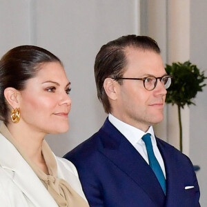 La princesse Victoria de Suède, accompagnée par son mari le prince Daniel, a célébré la Saint-Victoria d'une manière inédite pour cause de coronavirus, le 12 mars 2020 à Stockholm : au lieu de la traditionnelle parade militaire en extérieur et en présence d'un public nombreux, une rencontre en toute intimité avec quelques représentants des forces armées.