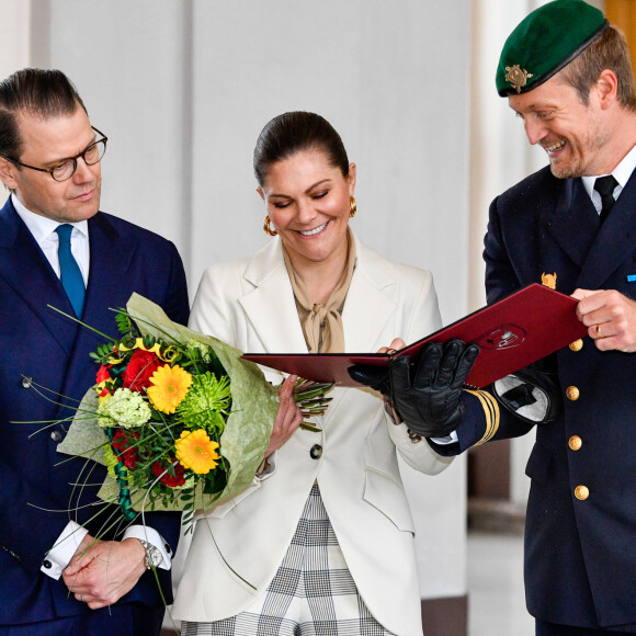 La princesse Victoria de Suède, accompagnée par son mari le prince Daniel, a célébré la Saint-Victoria d'une manière inédite pour cause de coronavirus, le 12 mars 2020 à Stockholm : au lieu de la traditionnelle parade militaire en extérieur et en présence d'un public nombreux, une rencontre en toute intimité avec quelques représentants des forces armées.