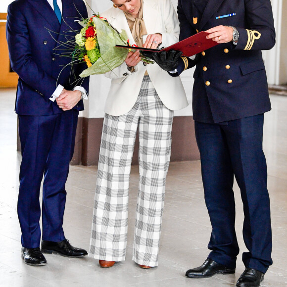 La princesse Victoria de Suède, accompagnée par son mari le prince Daniel, a célébré la Saint-Victoria d'une manière inédite pour cause de coronavirus, le 12 mars 2020 à Stockholm : au lieu de la traditionnelle parade militaire en extérieur et en présence d'un public nombreux, une rencontre en toute intimité avec quelques représentants des forces armées.