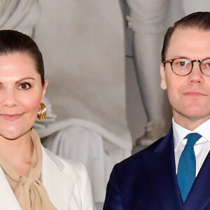 La princesse Victoria de Suède, accompagnée par son mari le prince Daniel, a célébré la Saint-Victoria d'une manière inédite pour cause de coronavirus, le 12 mars 2020 à Stockholm : au lieu de la traditionnelle parade militaire en extérieur et en présence d'un public nombreux, une rencontre en toute intimité avec quelques représentants des forces armées.