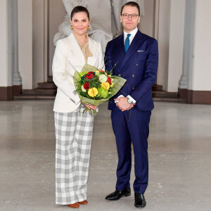 La princesse Victoria de Suède, accompagnée par son mari le prince Daniel, a célébré la Saint-Victoria d'une manière inédite pour cause de coronavirus, le 12 mars 2020 à Stockholm : au lieu de la traditionnelle parade militaire en extérieur et en présence d'un public nombreux, une rencontre en toute intimité avec quelques représentants des forces armées.