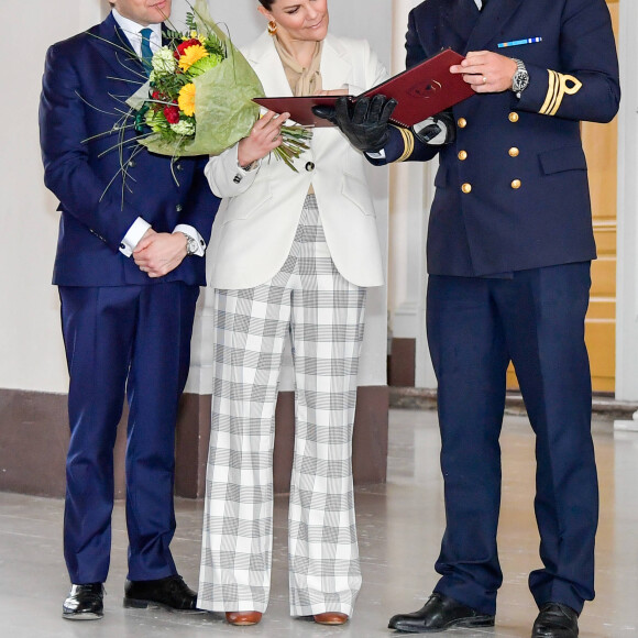 La princesse Victoria de Suède, accompagnée par son mari le prince Daniel, a célébré la Saint-Victoria d'une manière inédite pour cause de coronavirus, le 12 mars 2020 à Stockholm : au lieu de la traditionnelle parade militaire en extérieur et en présence d'un public nombreux, une rencontre en toute intimité avec quelques représentants des forces armées.