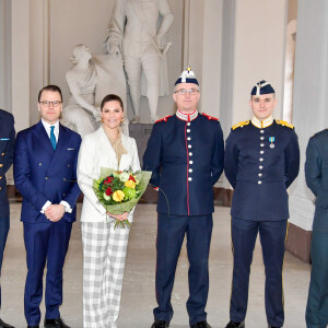 La princesse Victoria de Suède, accompagnée par son mari le prince Daniel, a célébré la Saint-Victoria d'une manière inédite pour cause de coronavirus, le 12 mars 2020 à Stockholm : au lieu de la traditionnelle parade militaire en extérieur et en présence d'un public nombreux, une rencontre en toute intimité avec quelques représentants des forces armées.