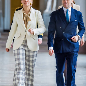 La princesse Victoria de Suède, accompagnée par son mari le prince Daniel, a célébré la Saint-Victoria d'une manière inédite pour cause de coronavirus, le 12 mars 2020 à Stockholm : au lieu de la traditionnelle parade militaire en extérieur et en présence d'un public nombreux, une rencontre en toute intimité avec quelques représentants des forces armées.