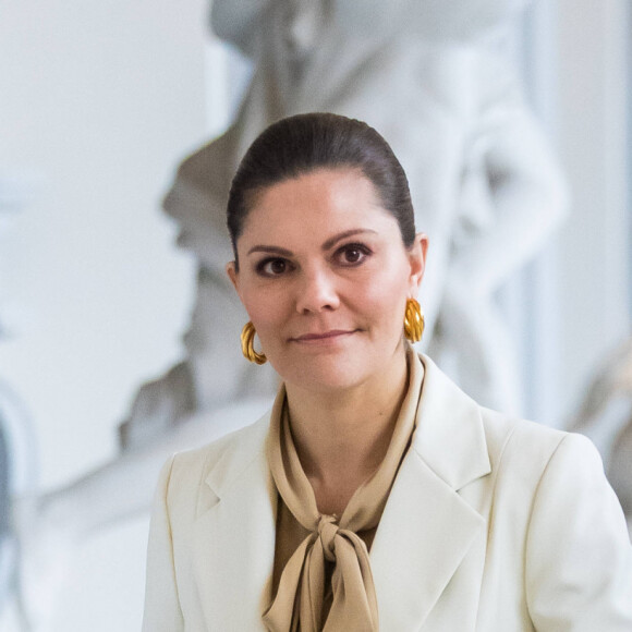 La princesse Victoria de Suède, accompagnée par son mari le prince Daniel, a célébré la Saint-Victoria d'une manière inédite pour cause de coronavirus, le 12 mars 2020 à Stockholm : au lieu de la traditionnelle parade militaire en extérieur et en présence d'un public nombreux, une rencontre en toute intimité avec quelques représentants des forces armées.