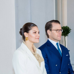 La princesse Victoria de Suède, accompagnée par son mari le prince Daniel, a célébré la Saint-Victoria d'une manière inédite pour cause de coronavirus, le 12 mars 2020 à Stockholm : au lieu de la traditionnelle parade militaire en extérieur et en présence d'un public nombreux, une rencontre en toute intimité avec quelques représentants des forces armées.