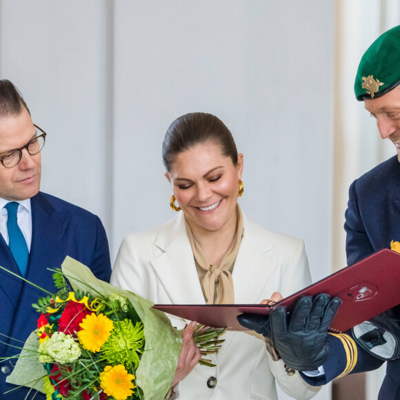 La princesse Victoria de Suède, accompagnée par son mari le prince Daniel, a célébré la Saint-Victoria d'une manière inédite pour cause de coronavirus, le 12 mars 2020 à Stockholm : au lieu de la traditionnelle parade militaire en extérieur et en présence d'un public nombreux, une rencontre en toute intimité avec quelques représentants des forces armées.