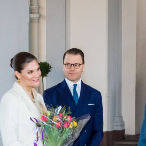 La princesse Victoria de Suède, accompagnée par son mari le prince Daniel, a célébré la Saint-Victoria d'une manière inédite pour cause de coronavirus, le 12 mars 2020 à Stockholm : au lieu de la traditionnelle parade militaire en extérieur et en présence d'un public nombreux, une rencontre en toute intimité avec quelques représentants des forces armées.