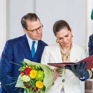 La princesse Victoria de Suède, accompagnée par son mari le prince Daniel, a célébré la Saint-Victoria d'une manière inédite pour cause de coronavirus, le 12 mars 2020 à Stockholm : au lieu de la traditionnelle parade militaire en extérieur et en présence d'un public nombreux, une rencontre en toute intimité avec quelques représentants des forces armées.