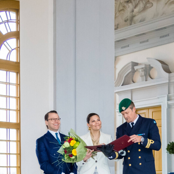 La princesse Victoria de Suède, accompagnée par son mari le prince Daniel, a célébré la Saint-Victoria d'une manière inédite pour cause de coronavirus, le 12 mars 2020 à Stockholm : au lieu de la traditionnelle parade militaire en extérieur et en présence d'un public nombreux, une rencontre en toute intimité avec quelques représentants des forces armées.