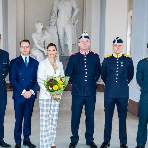 La princesse Victoria de Suède, accompagnée par son mari le prince Daniel, a célébré la Saint-Victoria d'une manière inédite pour cause de coronavirus, le 12 mars 2020 à Stockholm : au lieu de la traditionnelle parade militaire en extérieur et en présence d'un public nombreux, une rencontre en toute intimité avec quelques représentants des forces armées.