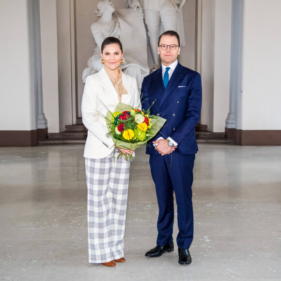 La princesse Victoria de Suède, accompagnée par son mari le prince Daniel, a célébré la Saint-Victoria d'une manière inédite pour cause de coronavirus, le 12 mars 2020 à Stockholm : au lieu de la traditionnelle parade militaire en extérieur et en présence d'un public nombreux, une rencontre en toute intimité avec quelques représentants des forces armées.