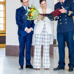 La princesse Victoria de Suède, accompagnée par son mari le prince Daniel, a célébré la Saint-Victoria d'une manière inédite pour cause de coronavirus, le 12 mars 2020 à Stockholm : au lieu de la traditionnelle parade militaire en extérieur et en présence d'un public nombreux, une rencontre en toute intimité avec quelques représentants des forces armées.