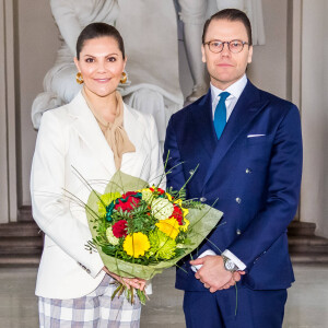 La princesse Victoria de Suède, accompagnée par son mari le prince Daniel, a célébré la Saint-Victoria d'une manière inédite pour cause de coronavirus, le 12 mars 2020 à Stockholm : au lieu de la traditionnelle parade militaire en extérieur et en présence d'un public nombreux, une rencontre en toute intimité avec quelques représentants des forces armées.