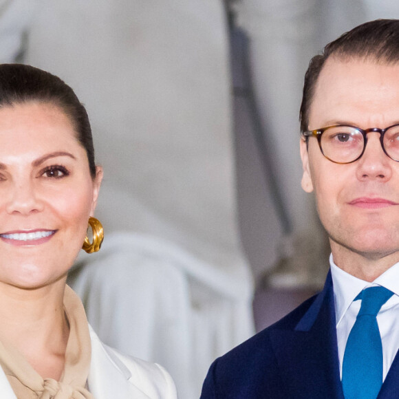 La princesse Victoria de Suède, accompagnée par son mari le prince Daniel, a célébré la Saint-Victoria d'une manière inédite pour cause de coronavirus, le 12 mars 2020 à Stockholm : au lieu de la traditionnelle parade militaire en extérieur et en présence d'un public nombreux, une rencontre en toute intimité avec quelques représentants des forces armées.